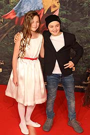 Momo Beier und Luis Vorbach bei der Deutschlandpremiere von DIE KLEINE HEXE (©Foto: Martin Schmitz)